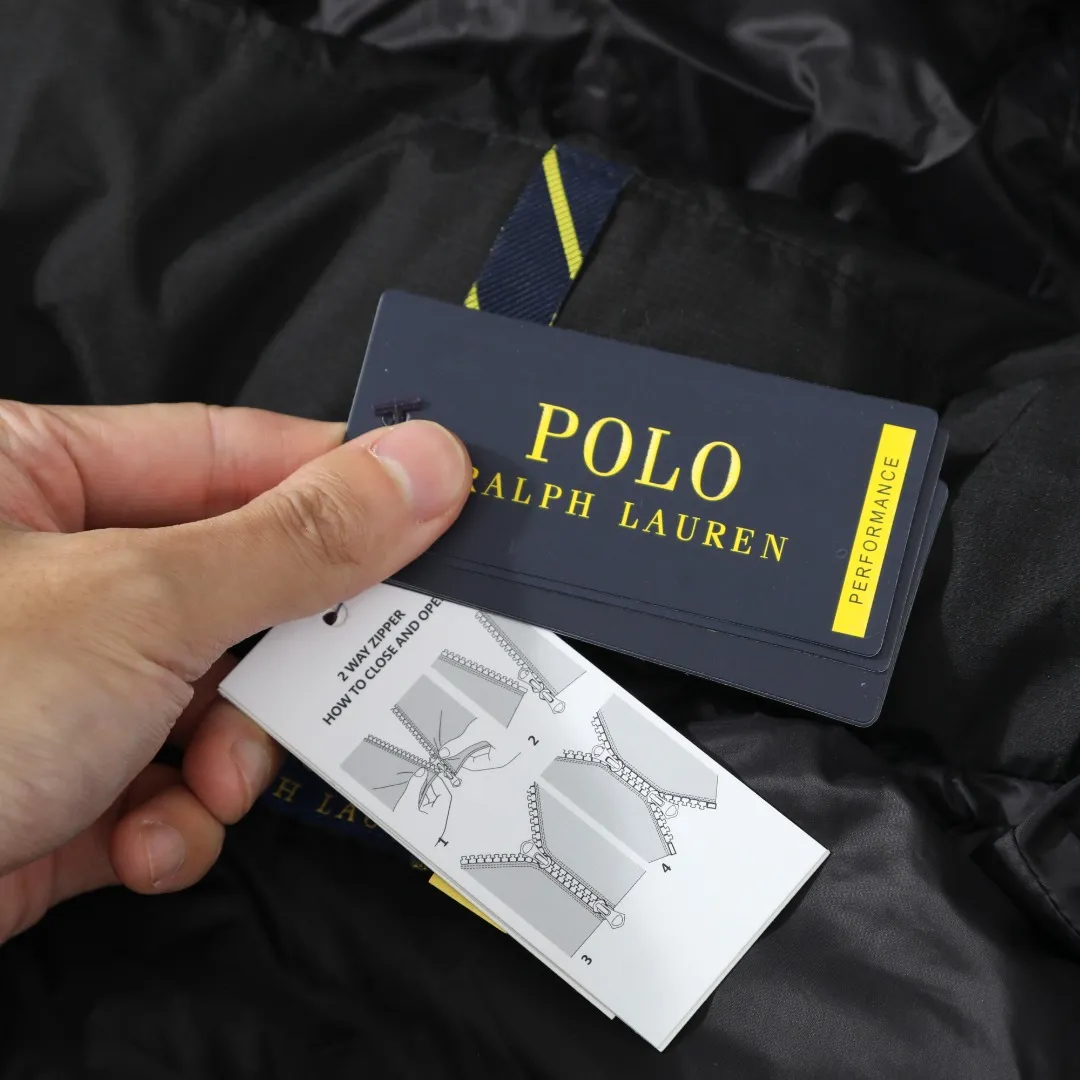 P660 #R54 Ralph Lauren/Ralph Lauren hooded down jacket (top quality, feel free to compare), using imported Barudan embroidery machine, carefully crafted with thousands of needles electric embroidery technology. Imported No. 7 needles and special embroidery thread ensure that every letter of the polo logo is full, three-dimensional and clear, creating the "most expensive embroidery logo" that can be called a work of art. Top-notch velvet core, luxurious warmth. Filled with national standard 80% high-quality white duck down, bringing excellent thermal insulation performance. At the same time, it is lightweight and can quickly regain its fluffiness after compression, bringing you a warm embrace without burden and resisting the harsh winter. Technical fabrics, no fear of wind and snow •Long-lasting fluffy and shape-retaining: High-quality filling ensures that the down jacket is not easy to stiffen and keeps you warm for a long time. •Strict anti-velvet technology: Using 400T gall fabric with pinhole retraction technology, it fundamentally eliminates the phenomenon of velvet leakage and makes wearing more secure. •All-round protective experience: Windproof and waterproof matte fabric, combined with an adjustable hem with a built-in drawstring buckle, can effectively lock in temperature and cold, and cope with changeable weather. Perfect details, creating a classic •Original electroplated YK zipper, smooth and durable, with brand texture highlighted in every detail. •Detachable hood design, one garment can be worn multiple times to meet different occasions and outfit needs. •Original hangtag and washed label, quality guaranteed. Five colors come together for couples to enjoy together: black is cool, beige is gentle, navy is calm, khaki is retro, and green is fresh. Available in five colors, the same style for men and women, it can be worn perfectly as a couple's outfit or a personalized item, becoming an indispensable fashion equipment on the streets in winter. Color: black, khaki, navy blue, army green, beige Size: S M L 66 67